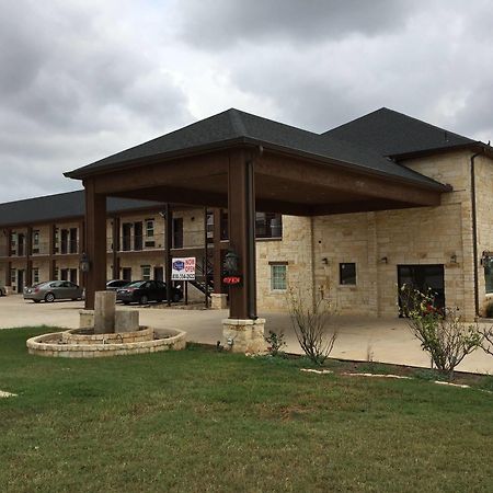 Pearsall Inn And Suites Exterior photo