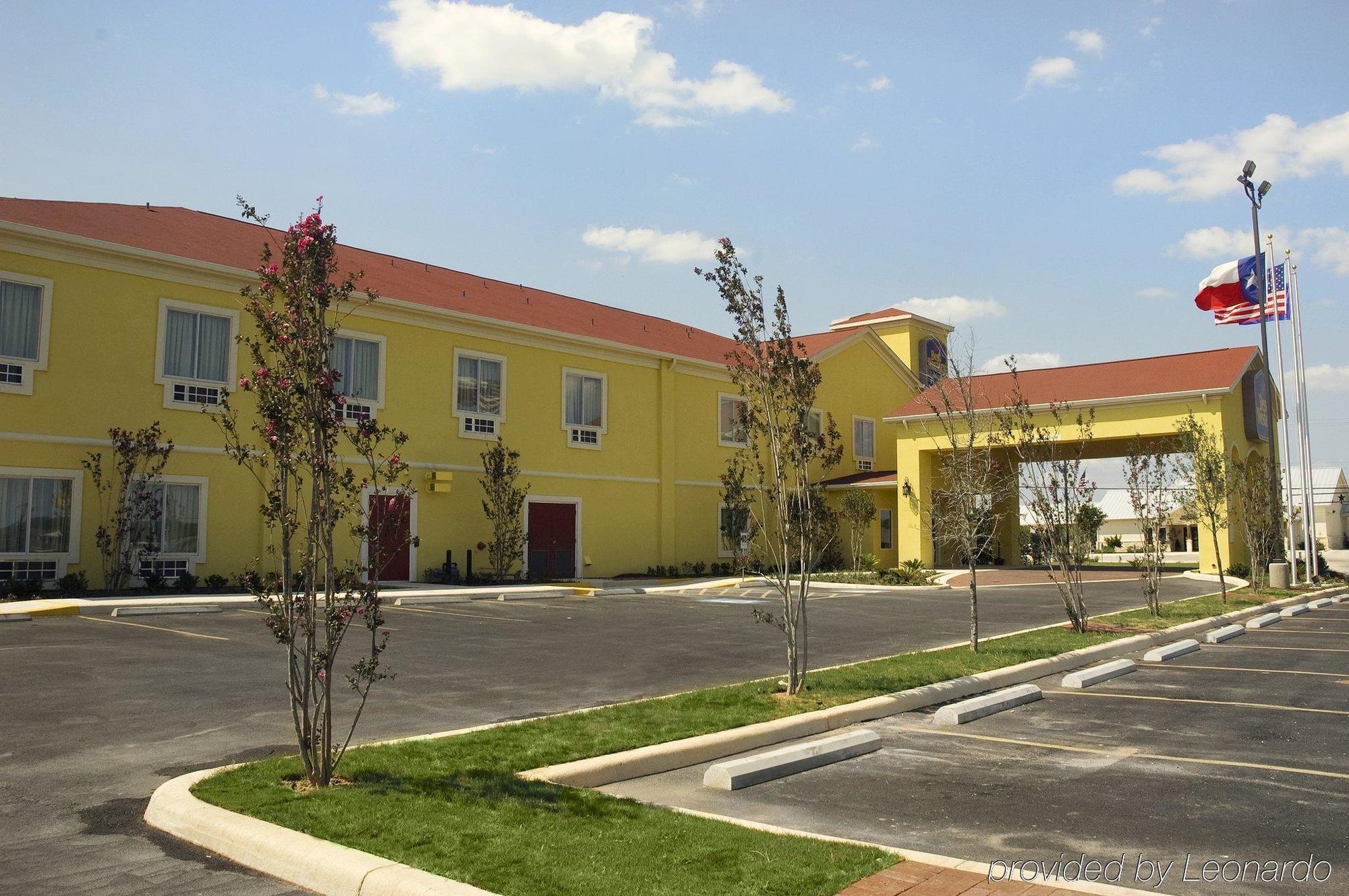 Pearsall Inn And Suites Exterior photo