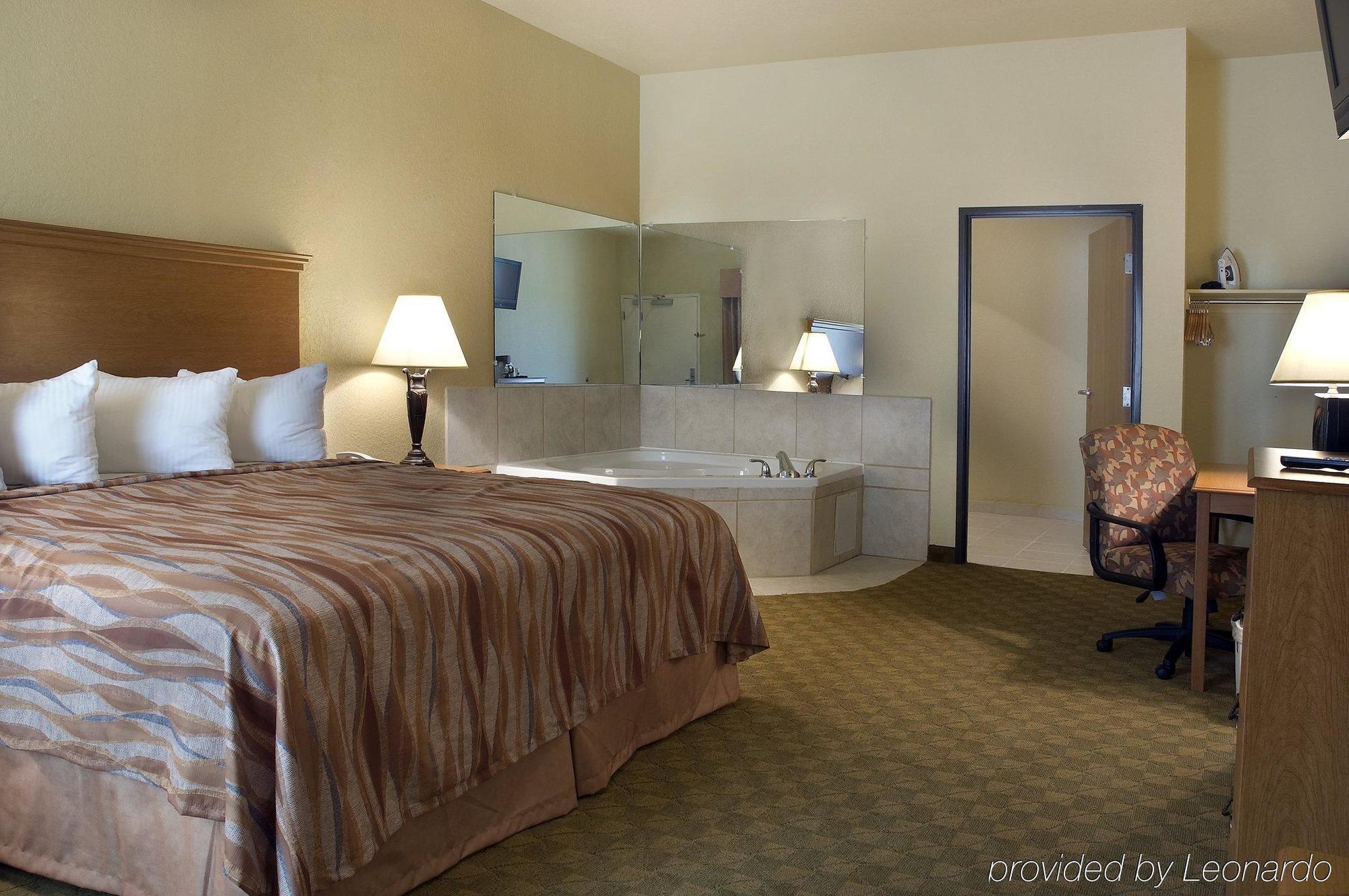 Pearsall Inn And Suites Room photo