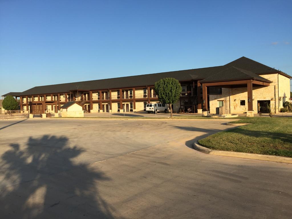 Pearsall Inn And Suites Exterior photo