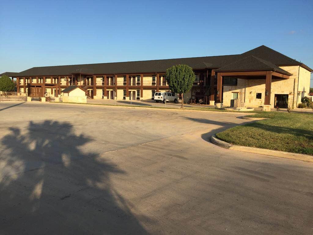 Pearsall Inn And Suites Exterior photo