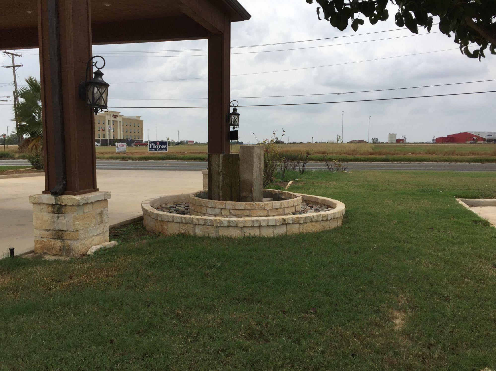 Pearsall Inn And Suites Exterior photo