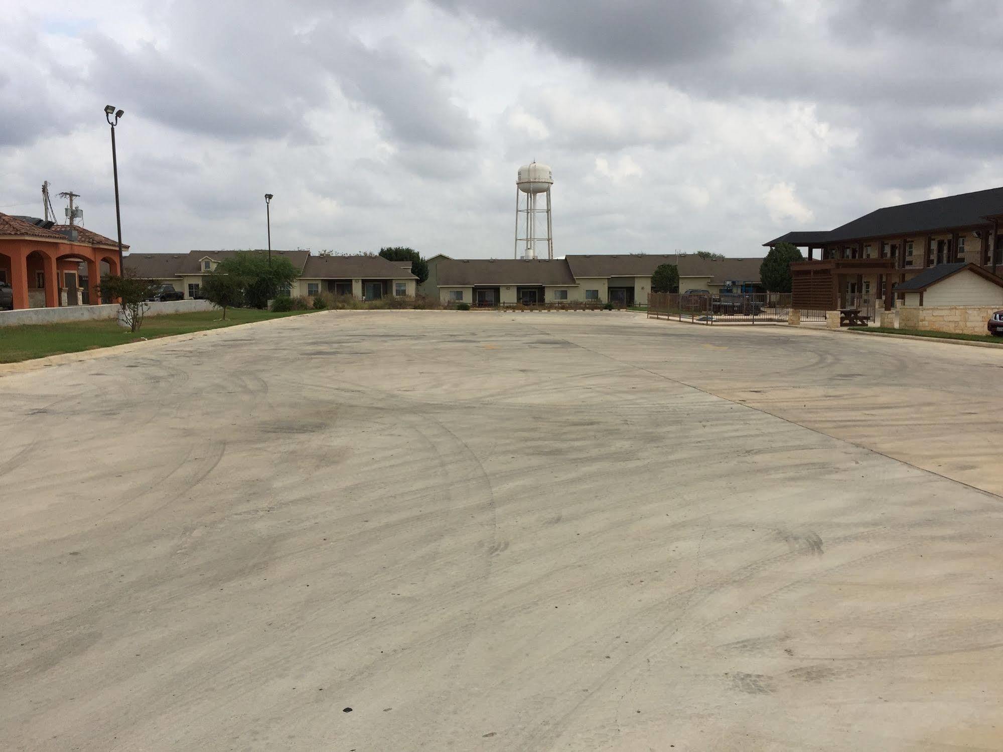 Pearsall Inn And Suites Exterior photo