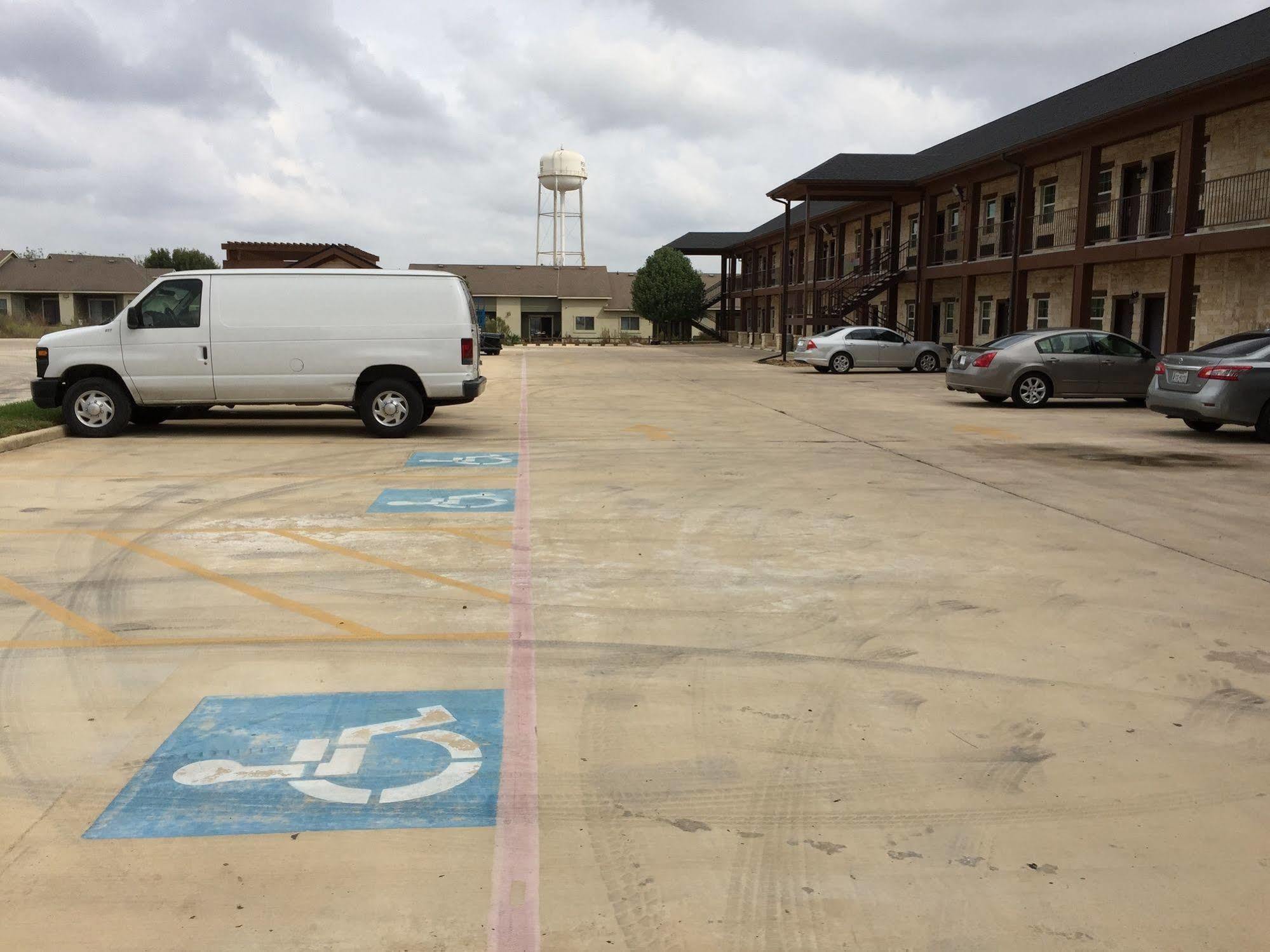 Pearsall Inn And Suites Exterior photo