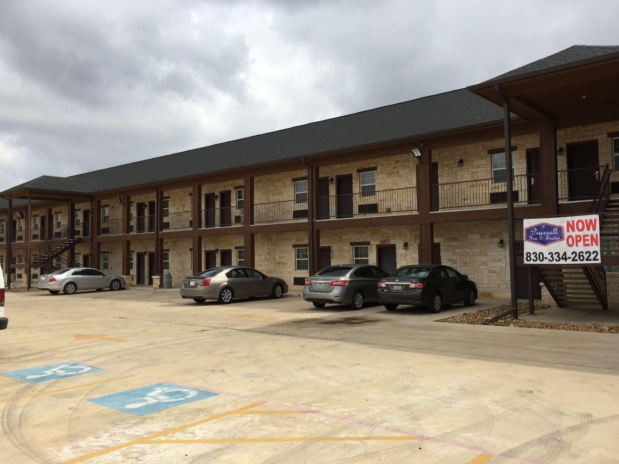 Pearsall Inn And Suites Exterior photo