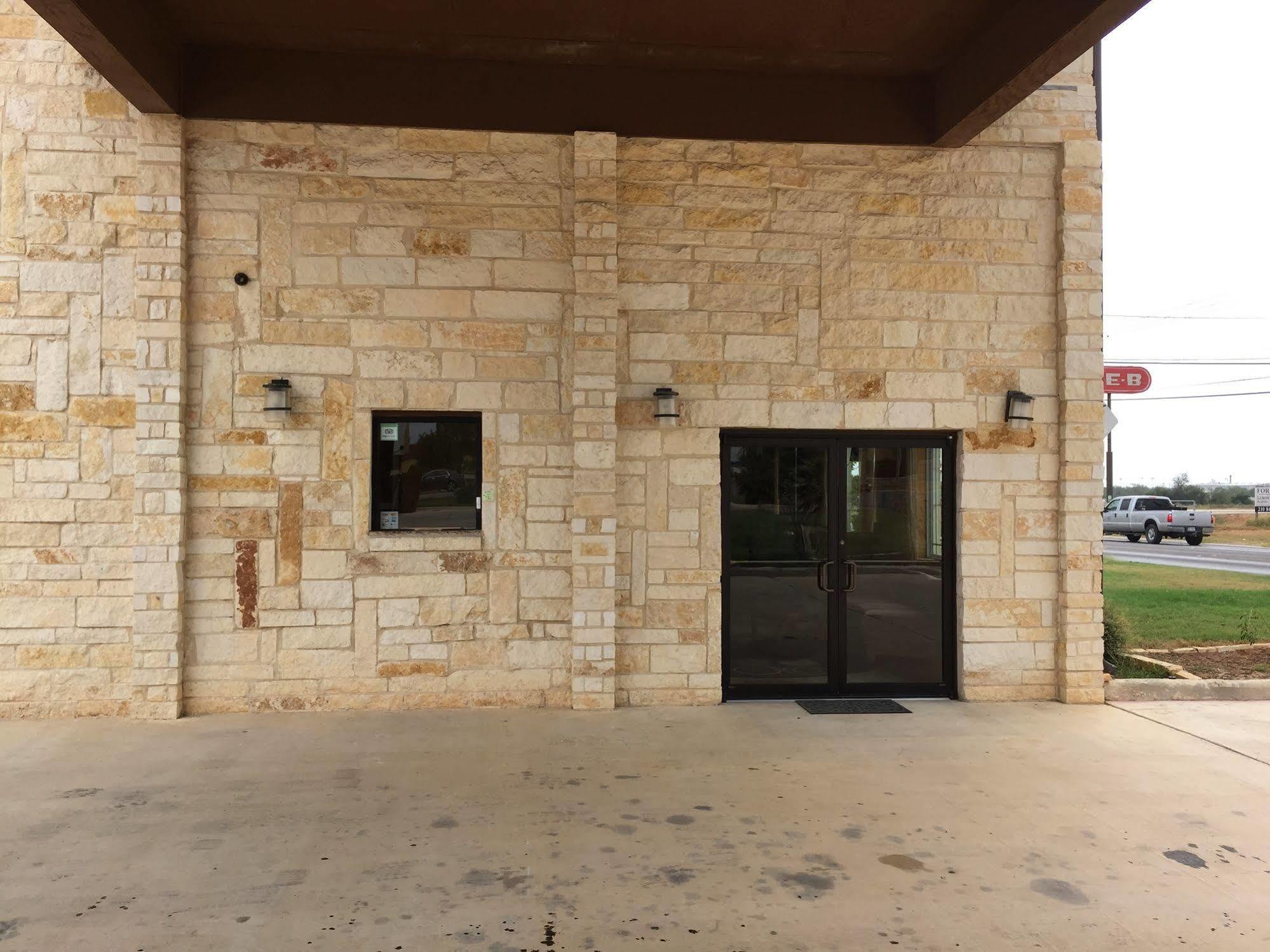 Pearsall Inn And Suites Exterior photo