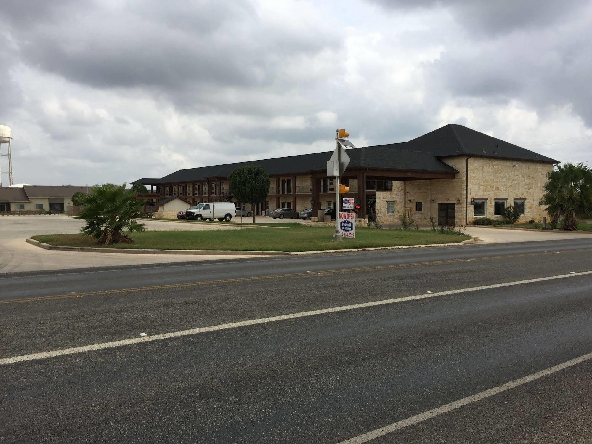 Pearsall Inn And Suites Exterior photo