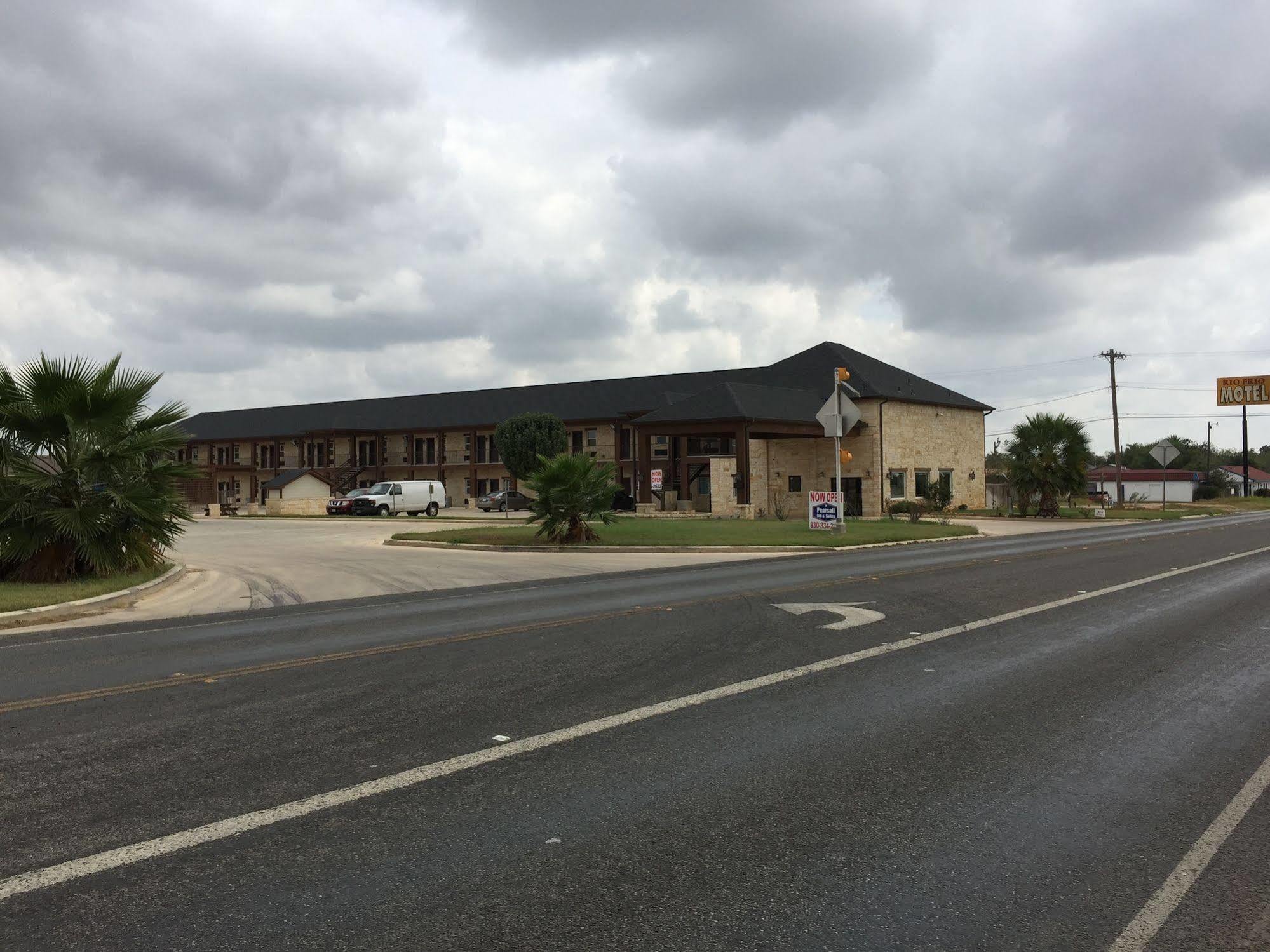 Pearsall Inn And Suites Exterior photo