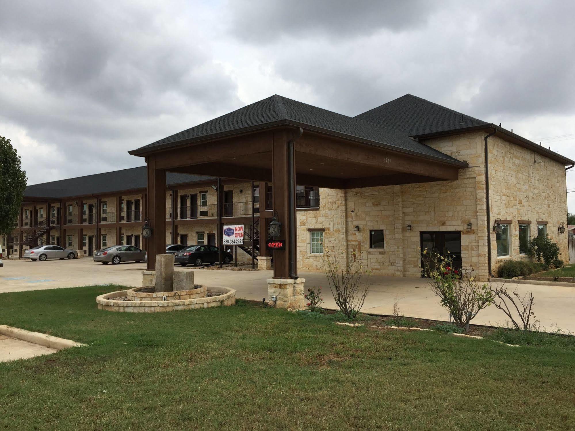 Pearsall Inn And Suites Exterior photo