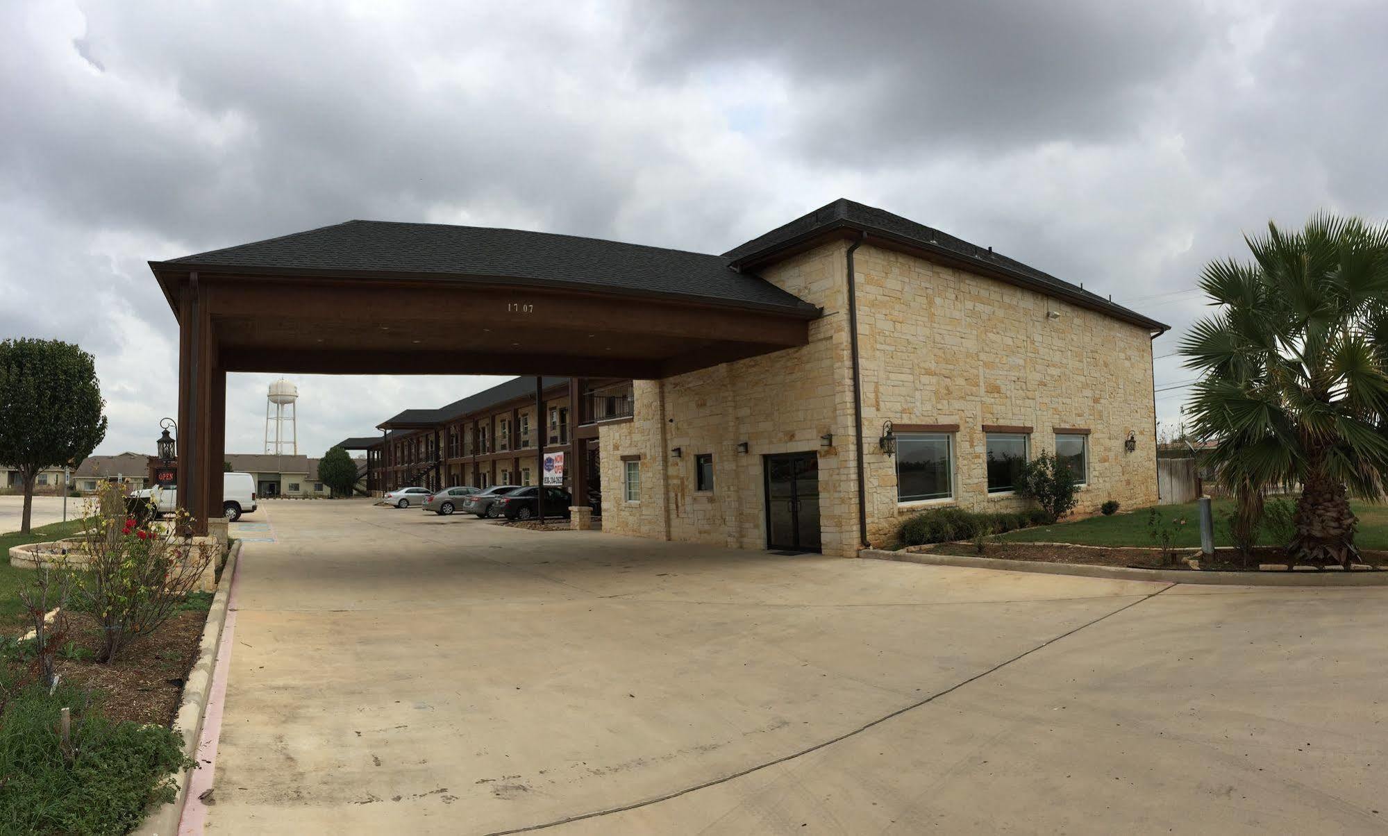 Pearsall Inn And Suites Exterior photo