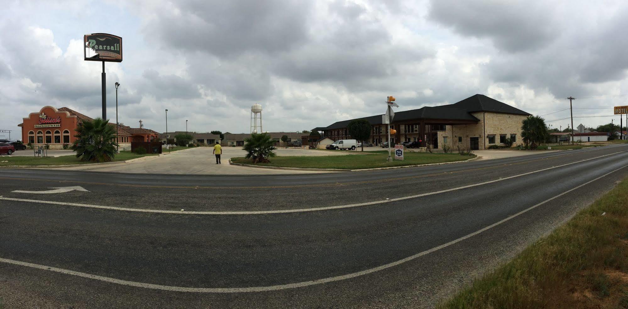 Pearsall Inn And Suites Exterior photo