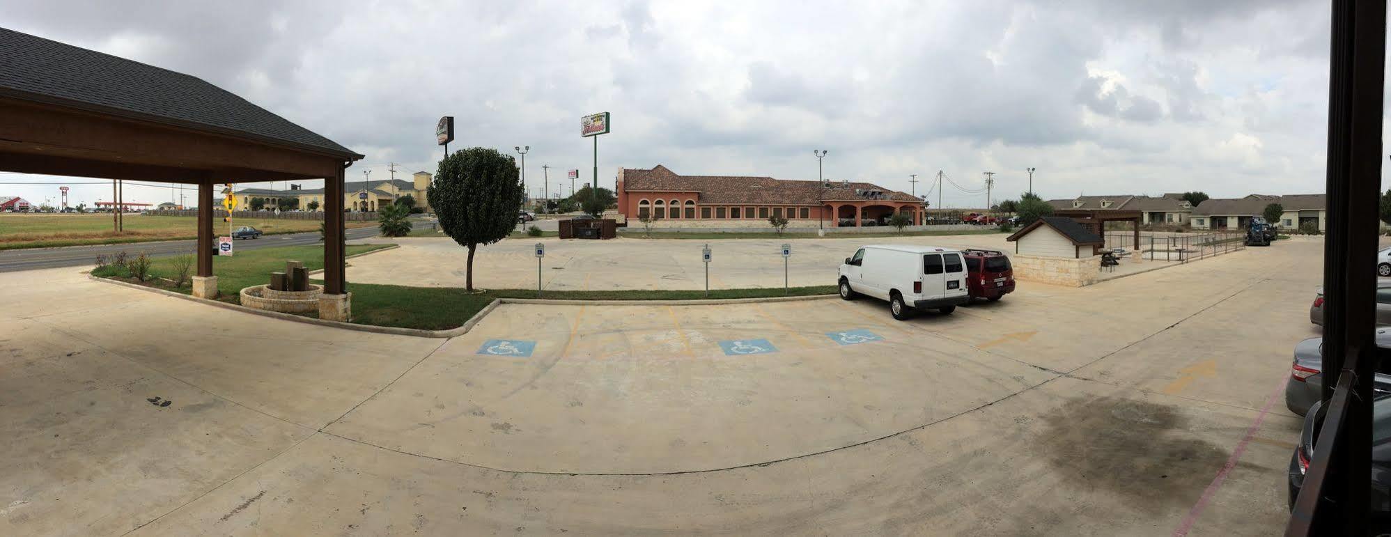 Pearsall Inn And Suites Exterior photo