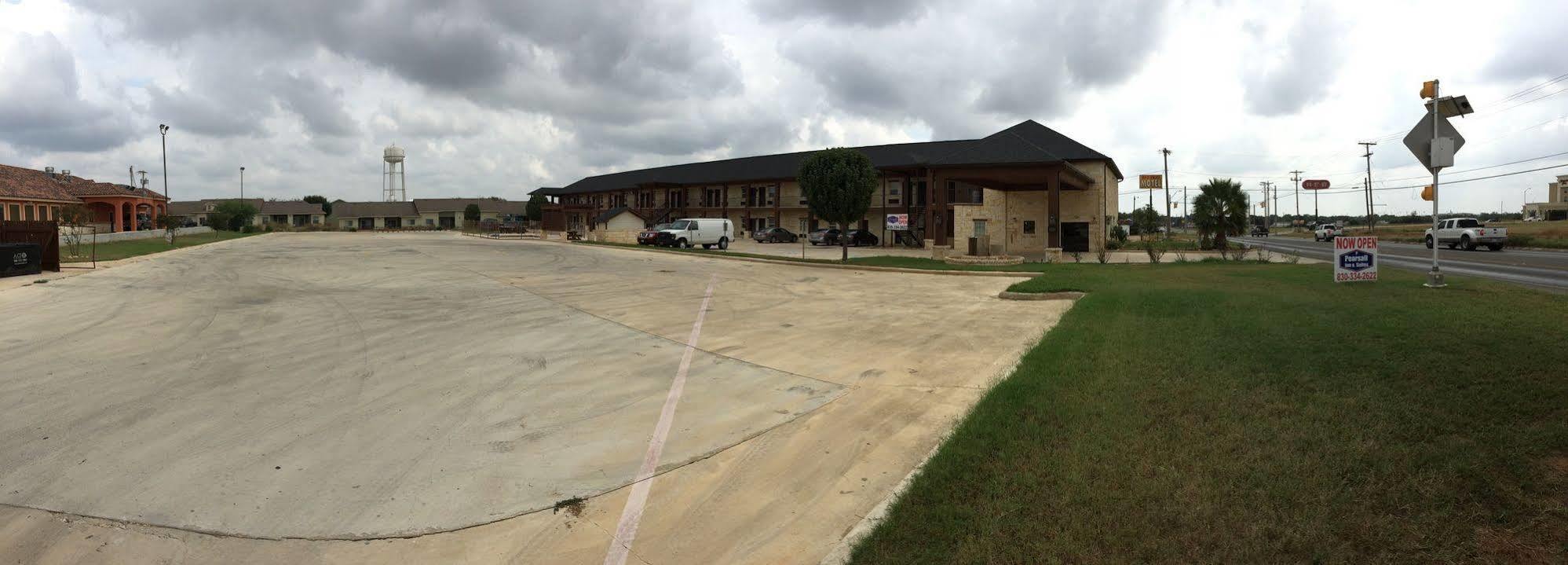 Pearsall Inn And Suites Exterior photo