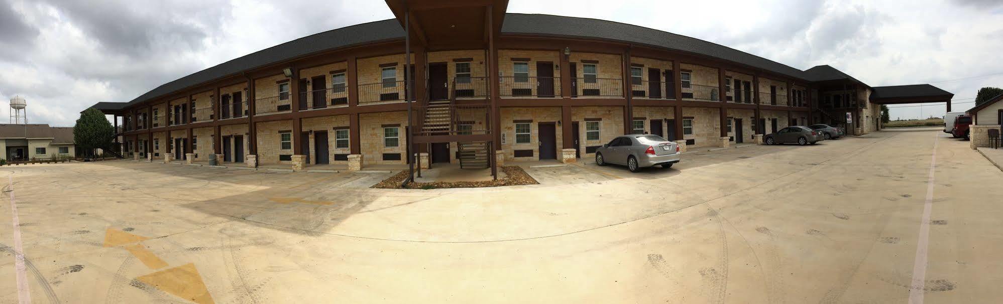 Pearsall Inn And Suites Exterior photo